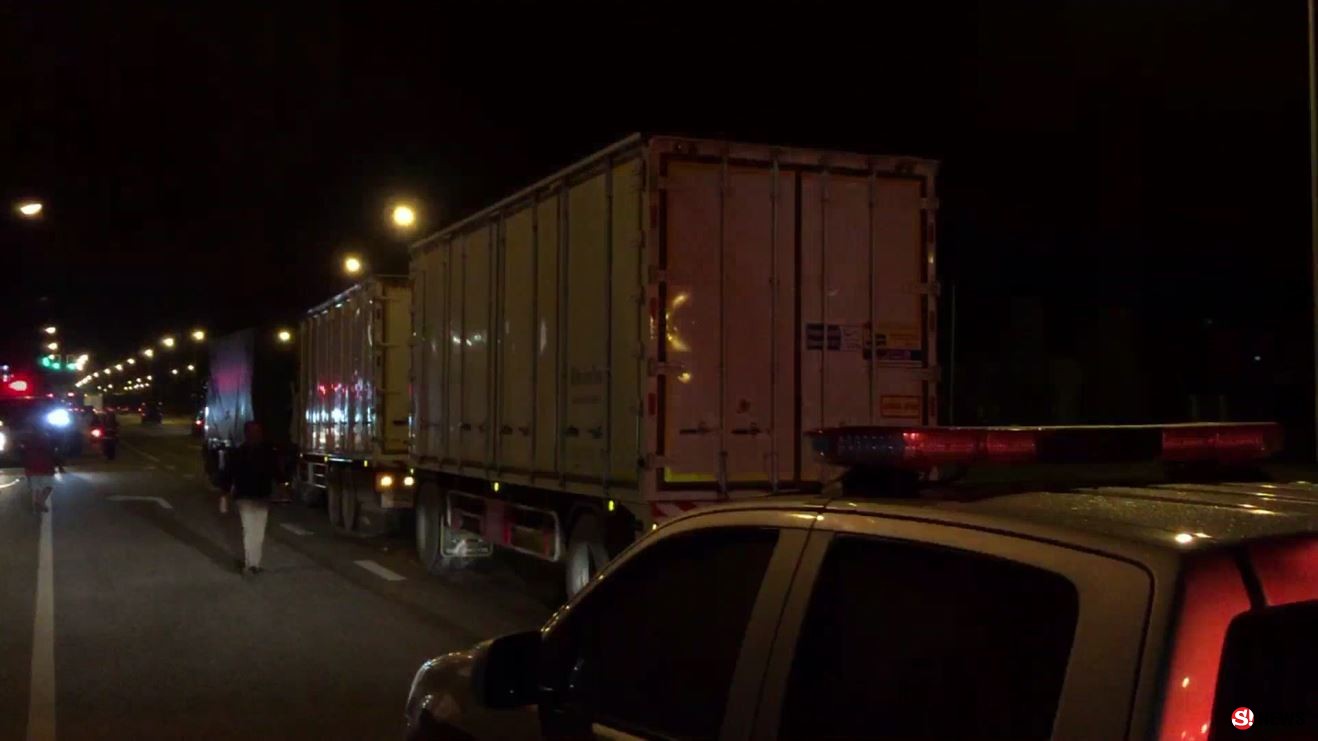 อัดยับ 3 คันรวด! สิบล้อสองคันชนต่อท้ายก่อนพ่วง 18 ล้อ มาแจมพุ่งเสยปิดขบวน