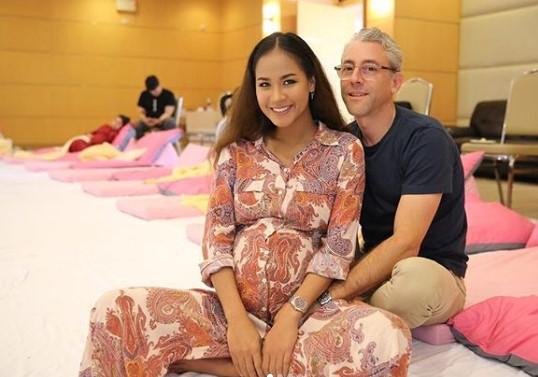 เมญ่า และ สามี