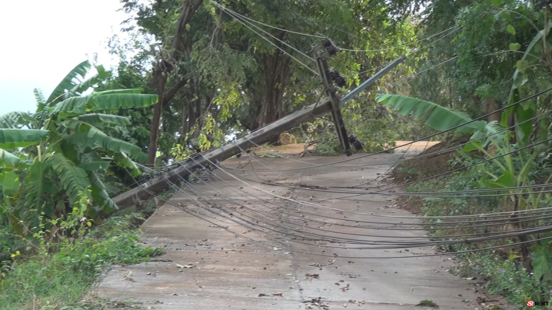 หนักสุดในรอบ 50 ปี! พายุถล่มบ้านเรือนราษฎร 3 หมู่บ้าน เสียหายราว 40 หลัง