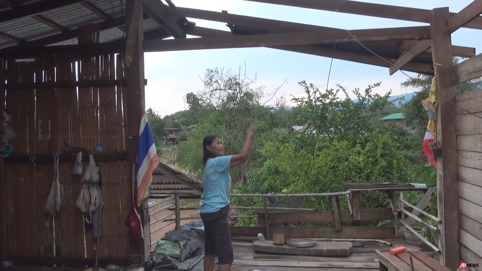 หนักสุดในรอบ 50 ปี! พายุถล่มบ้านเรือนราษฎร 3 หมู่บ้าน เสียหายราว 40 หลัง