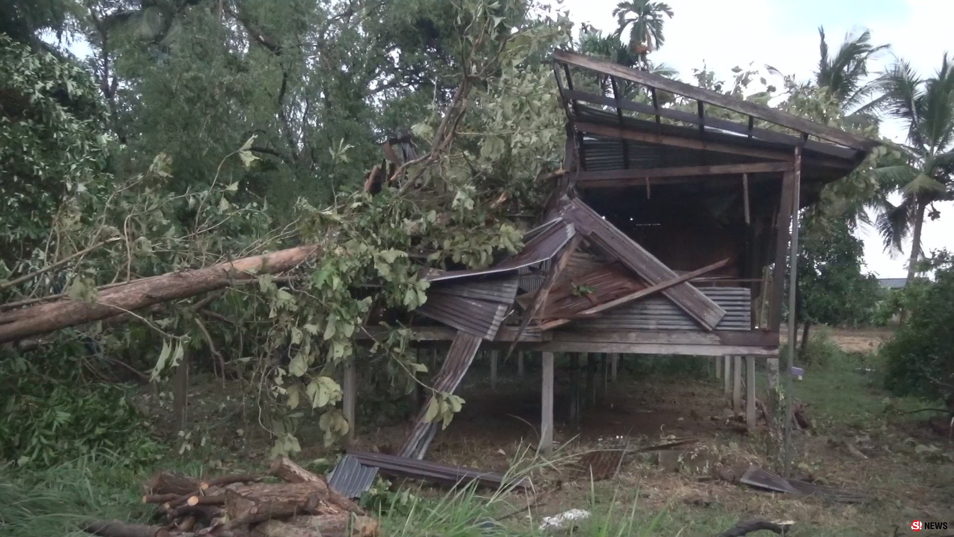 หนักสุดในรอบ 50 ปี! พายุถล่มบ้านเรือนราษฎร 3 หมู่บ้าน เสียหายราว 40 หลัง