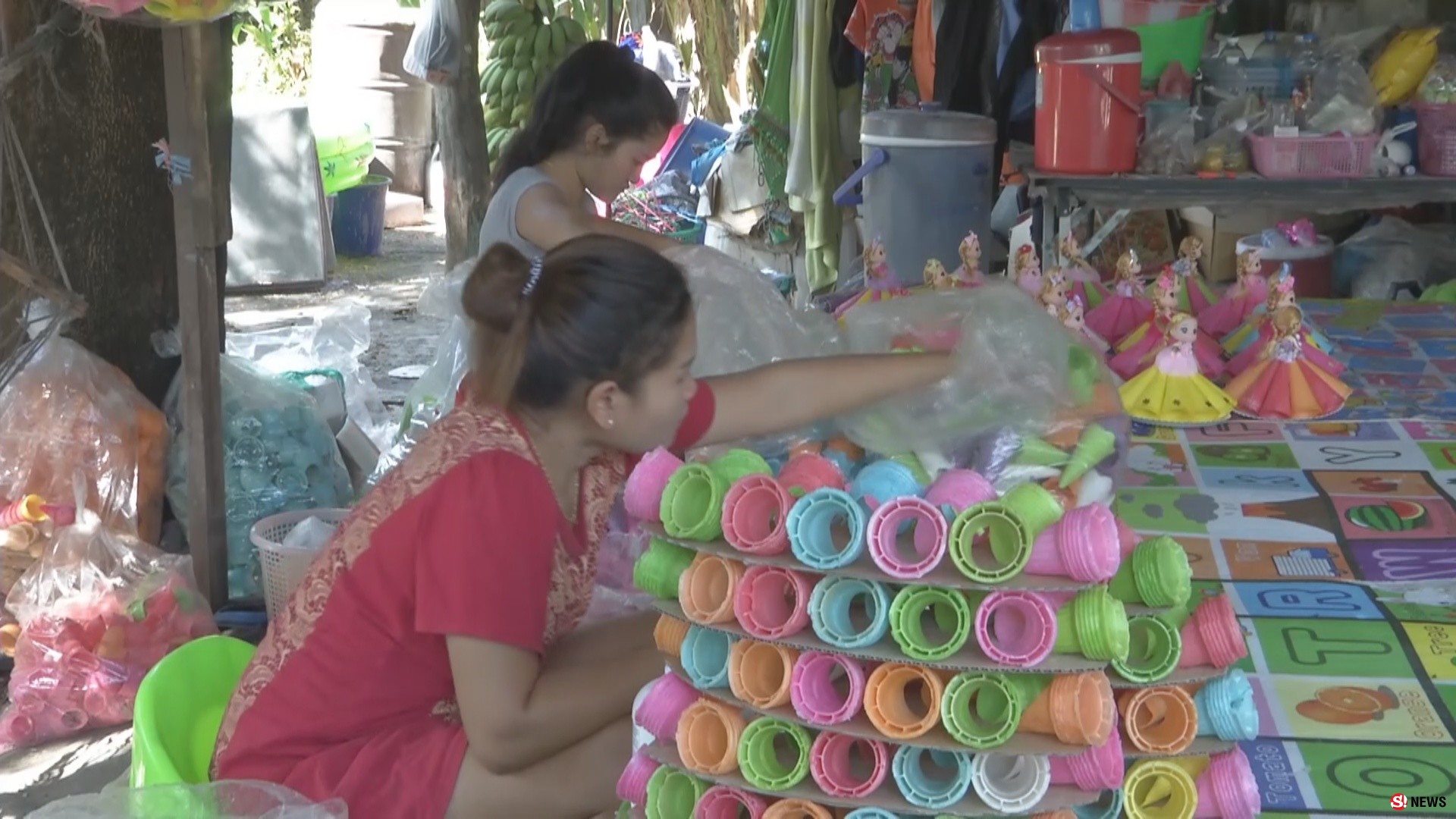 โคราช-โรงงานผลิตกรวยไอศกรีมโคราชเร่งผลิตกรวยหลากสีสัน สำหรับทำกระทง ต้อนรับเทศกาลลอยกระทงคึกคัก