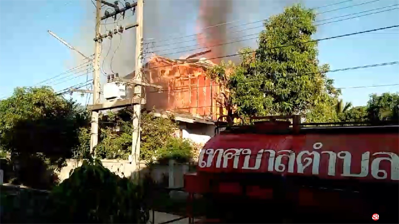 เพลิงไหม้ที่บ้านค้อซ้ำอีก หลังจากเพื่อนบ้านละแวกเดียวกัน เพิ่งจะเกิดเหตุไฟไหม้บ้านไปยังไม่ถึงสัปดาห์