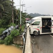 กระบะซิ่งประสานงารถตู้-เร่งช่วยคนขับติดคารถหวิดตกคลอง 