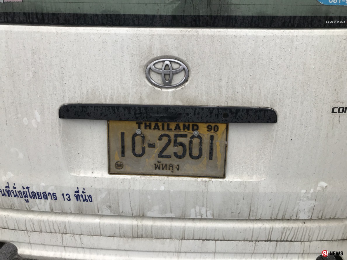 กระบะซิ่งประสานงารถตู้-เร่งช่วยคนขับติดคารถหวิดตกคลอง 