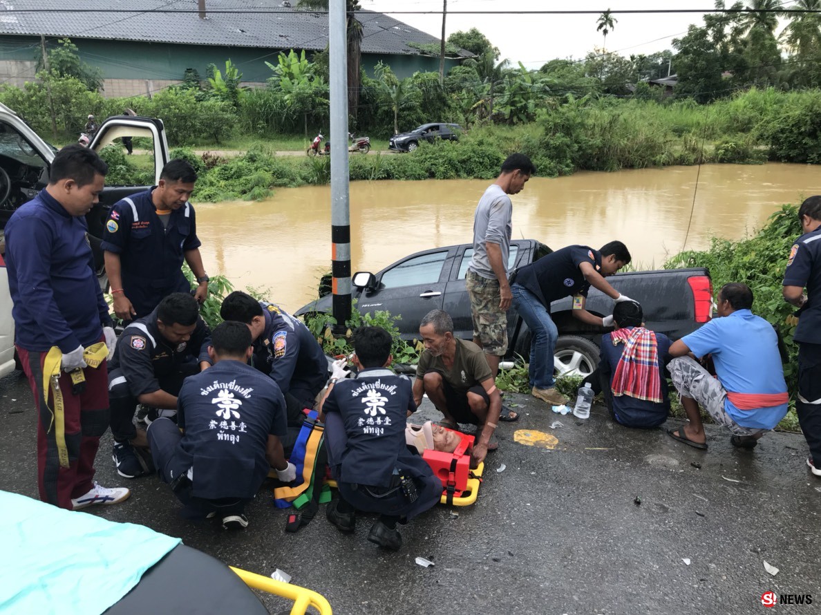 กระบะซิ่งประสานงารถตู้-เร่งช่วยคนขับติดคารถหวิดตกคลอง 