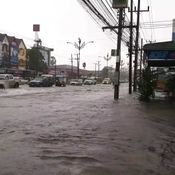 ฝนถล่มนครศรีน้ำทะลักรอระบายทั้งเมือง/