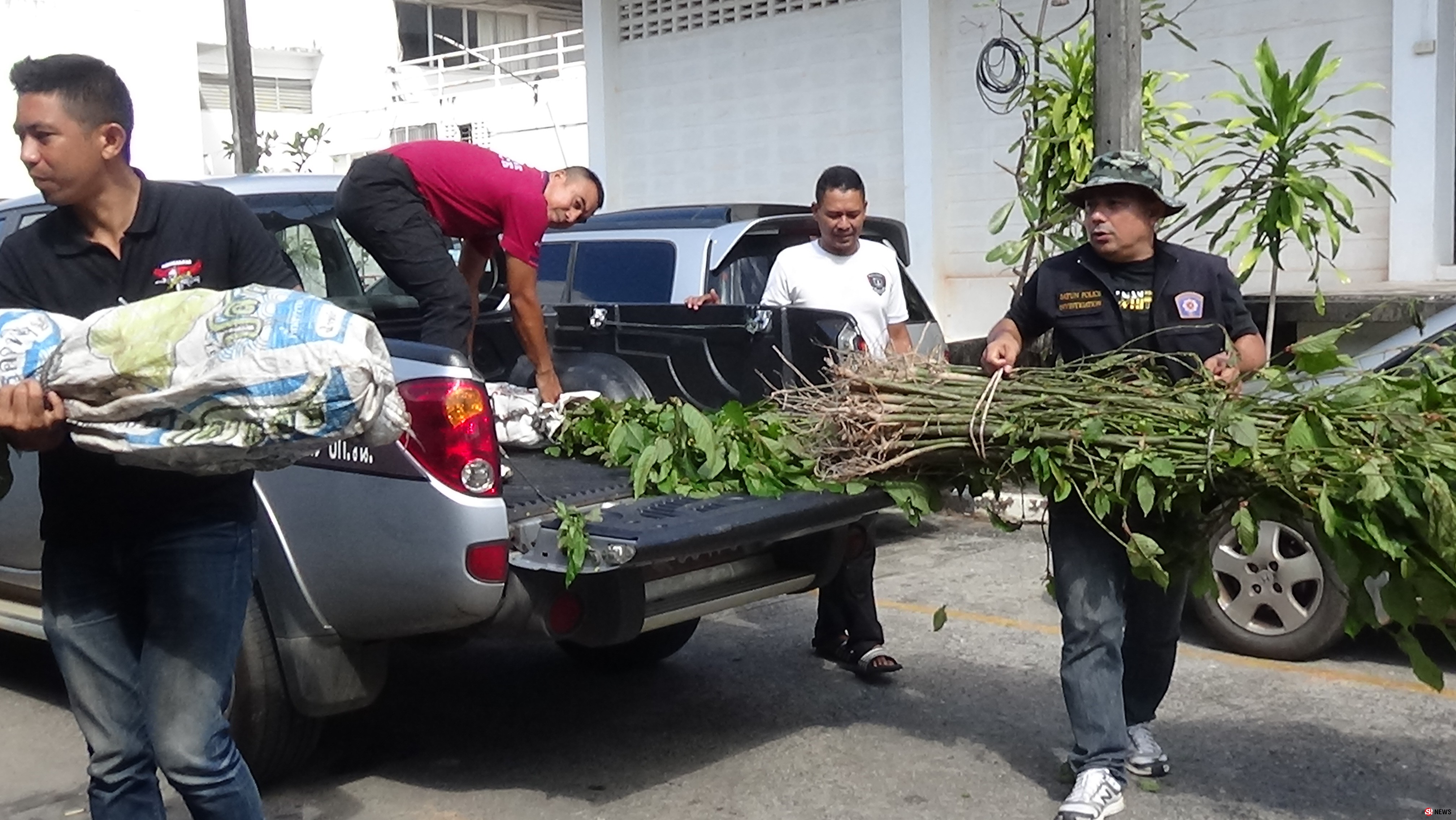 ทหาร-ตำรวจน้ำบุก “เกาะปูยู” ยึดพืชกระท่อมกว่า 100 ต้น-พบปลูกดาษดื่นล้อมรั้วบ้าน 