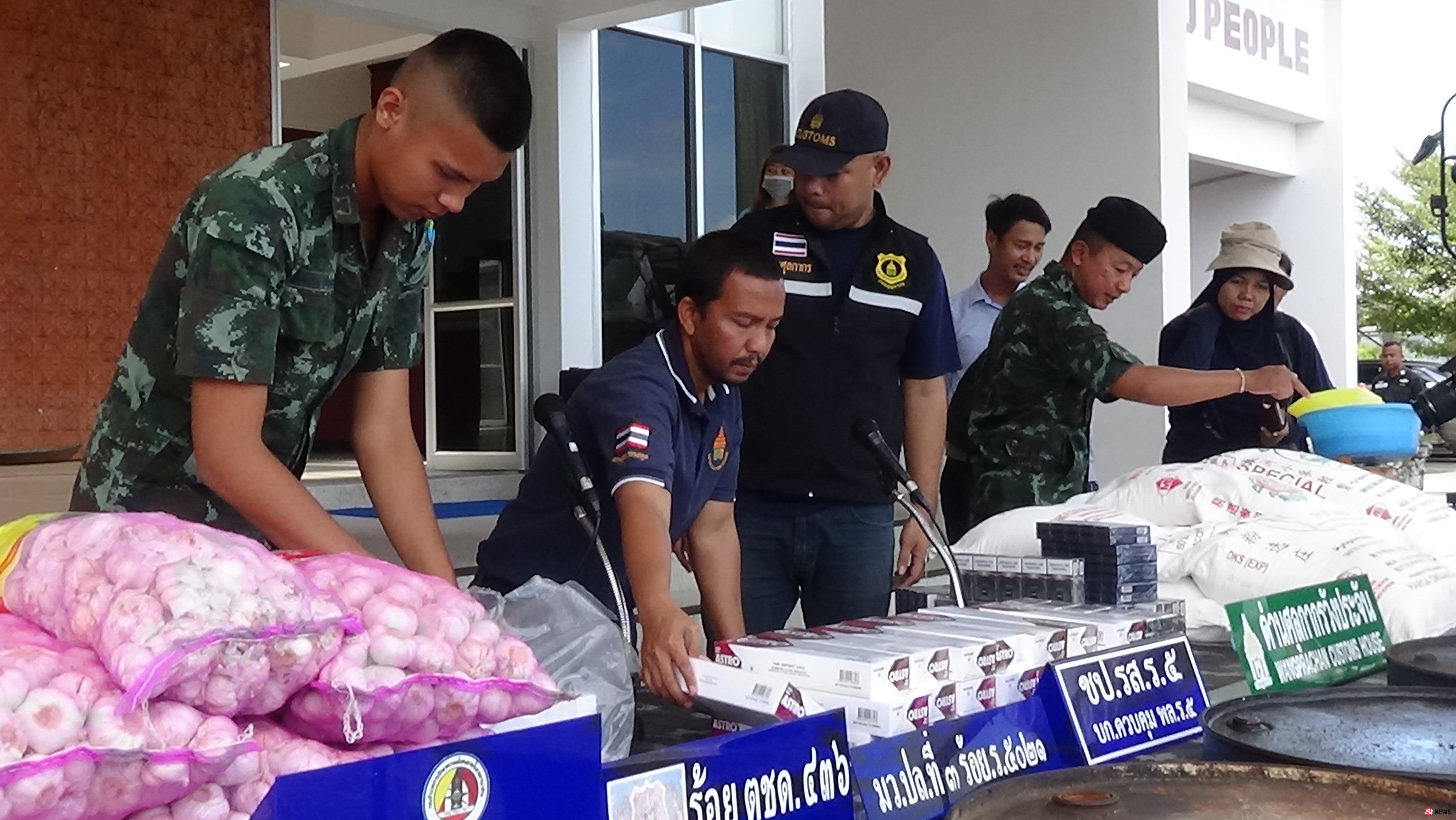 รองแม่ทัพภาค 4 นำบุกยึดเพียบ! “สินค้าหนีภาษี” พบแป้งสาลีตีตราหรู-คุณภาพต่ำ 