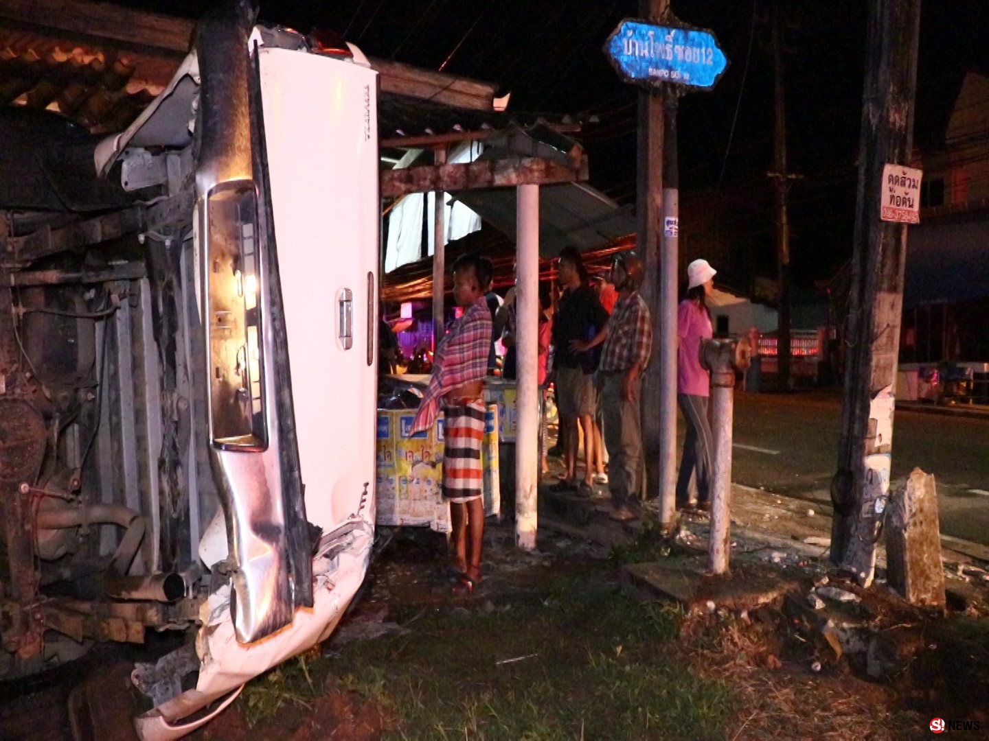 กระบะเสียหลักพุ่งอัดเสาไฟฟ้า-ก่อนพลิกตะแคงเหมาร้านข้าวแกงเมืองตรังพังยับ 