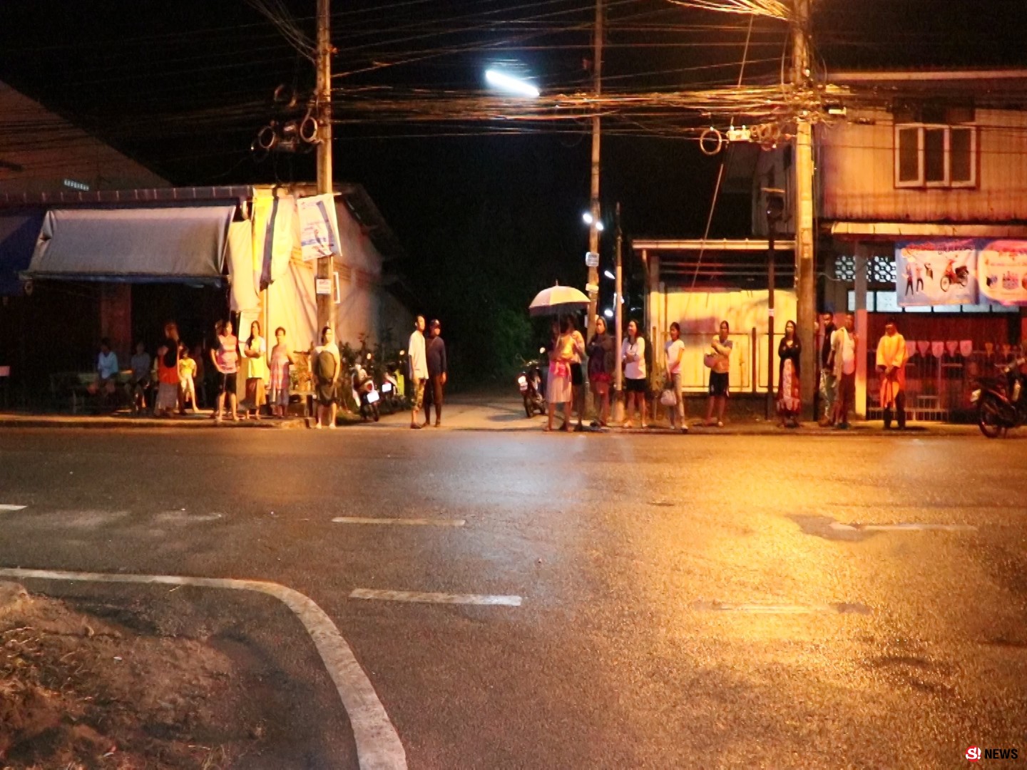 กระบะเสียหลักพุ่งอัดเสาไฟฟ้า-ก่อนพลิกตะแคงเหมาร้านข้าวแกงเมืองตรังพังยับ 