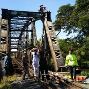 ลุ้นตัวโก่ง-กู้ภัยเร่งช่วยหนุ่มป่วยทางจิตปีนสะพานรถไฟ จู่ๆ เกิดลมชักหวิดร่วงโหม่งพื้น