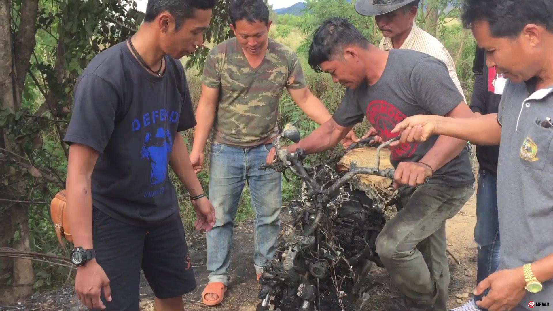 หนุ่มใหญ่ถึงกับเซ็ง-จอด จยย.ริมคลองเจอมืดดีจุดไฟเผาป่า เกิดลุกลามไหม้รถวอดทั้งคัน