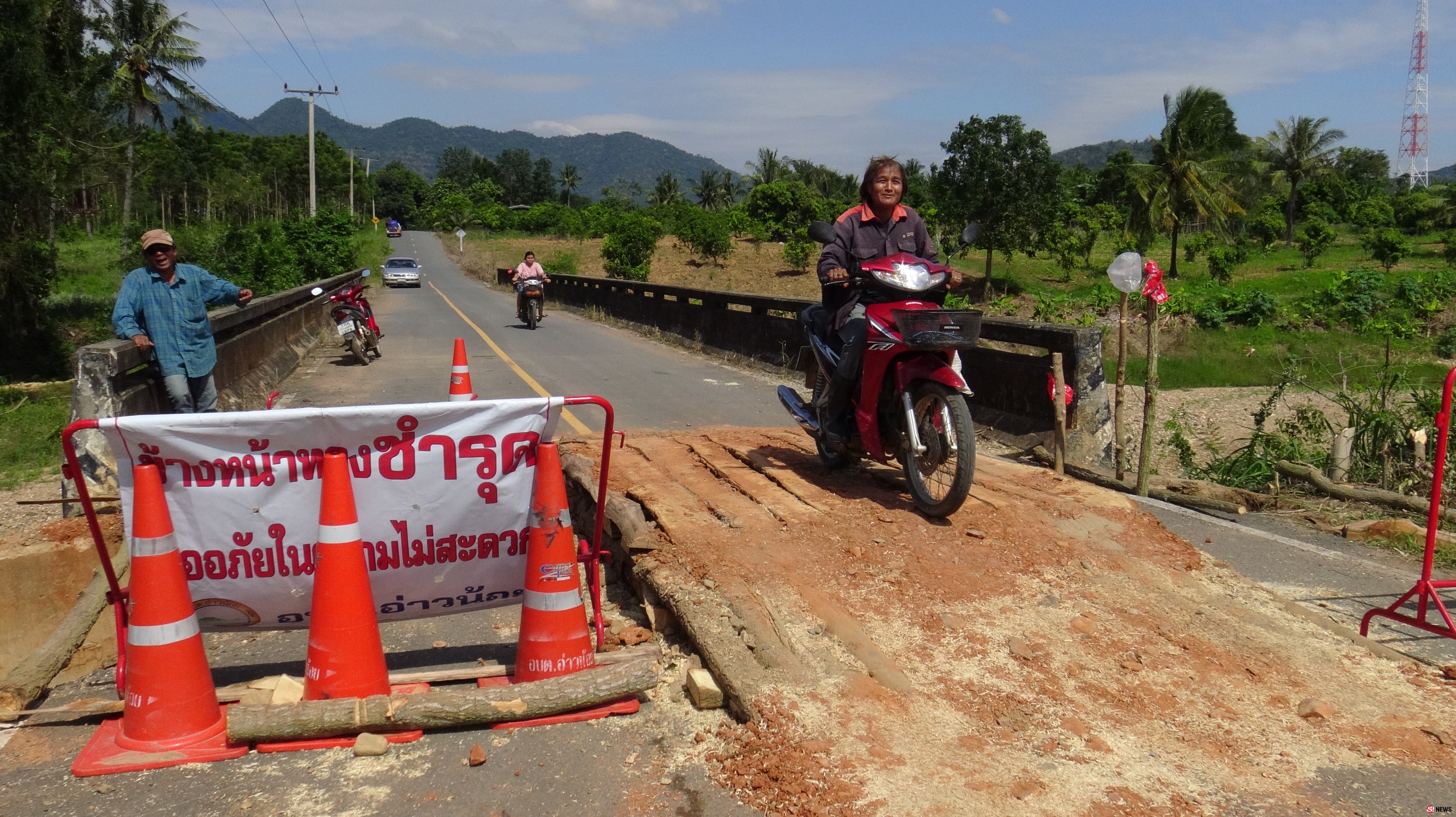 ประจวบคีรีขันธ์ ชาวบ้านร้องสื่อ สะพานใหญ่กลางหมู่บ้านขาดยังไม่ได้ซ่อม มีคนตกมาแล้ว