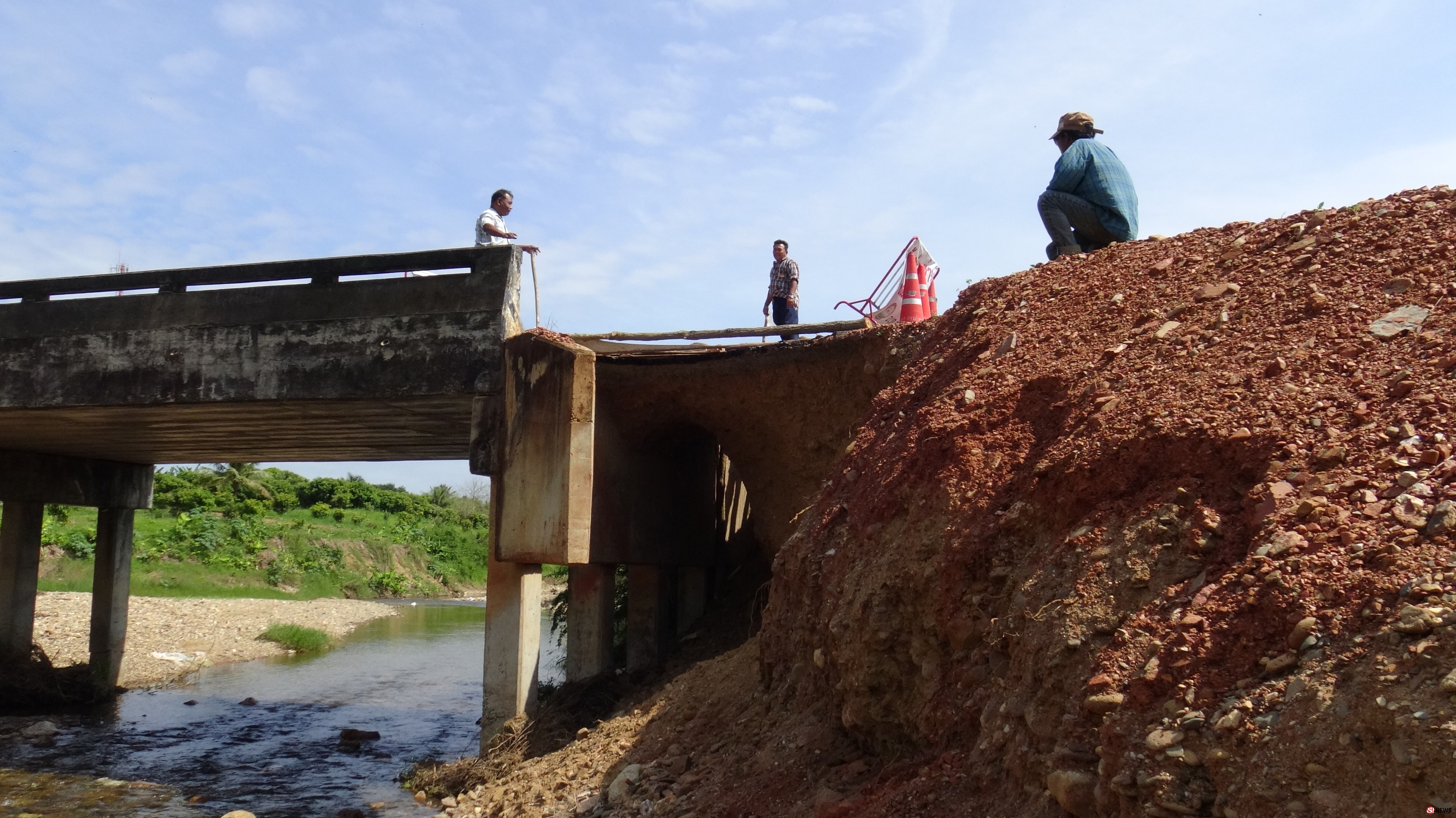 ประจวบคีรีขันธ์ ชาวบ้านร้องสื่อ สะพานใหญ่กลางหมู่บ้านขาดยังไม่ได้ซ่อม มีคนตกมาแล้ว