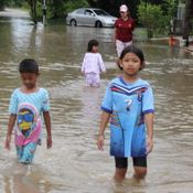 พัทลุง_161261_น้ำทะลักท่วมโรงเรียนเขตเทศบาลเมืองพัทลุง
