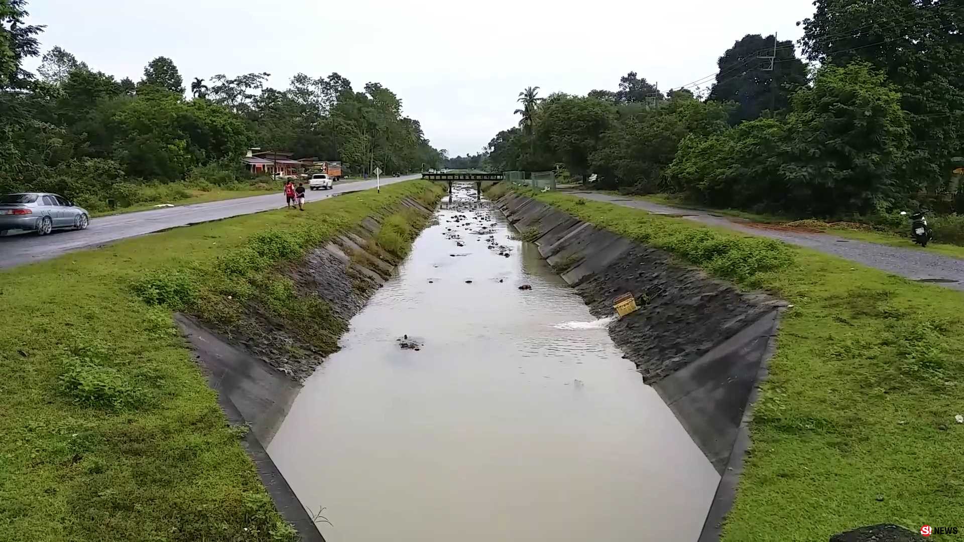 ชาวนครศรีฯ คาใจ! น้ำท่วมเมืองแต่ประตูน้ำปิดตาย-วัชพืชเพียบ ไร้การระบาย