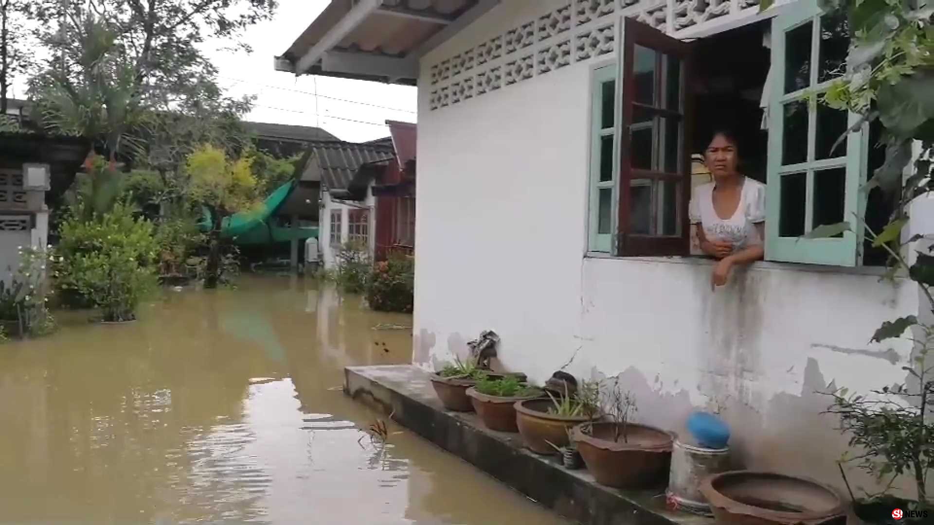 ชาวนครศรีฯ คาใจ! น้ำท่วมเมืองแต่ประตูน้ำปิดตาย-วัชพืชเพียบ ไร้การระบาย