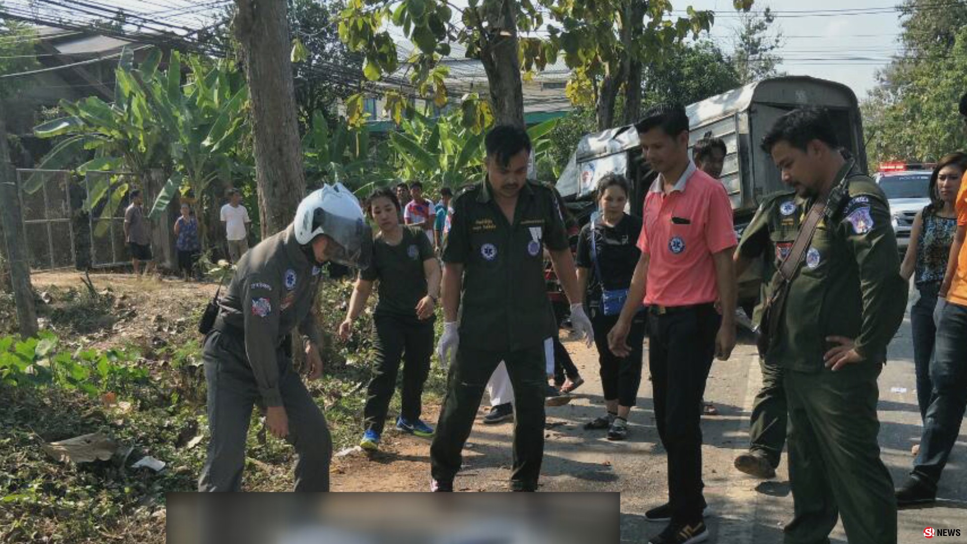 กระบะคนงานเสียหลักพุ่งอัดต้นไม้ใหญ่ริมทางดับคาที่ 2 ศพ-สาหัสอีก 2 ราย