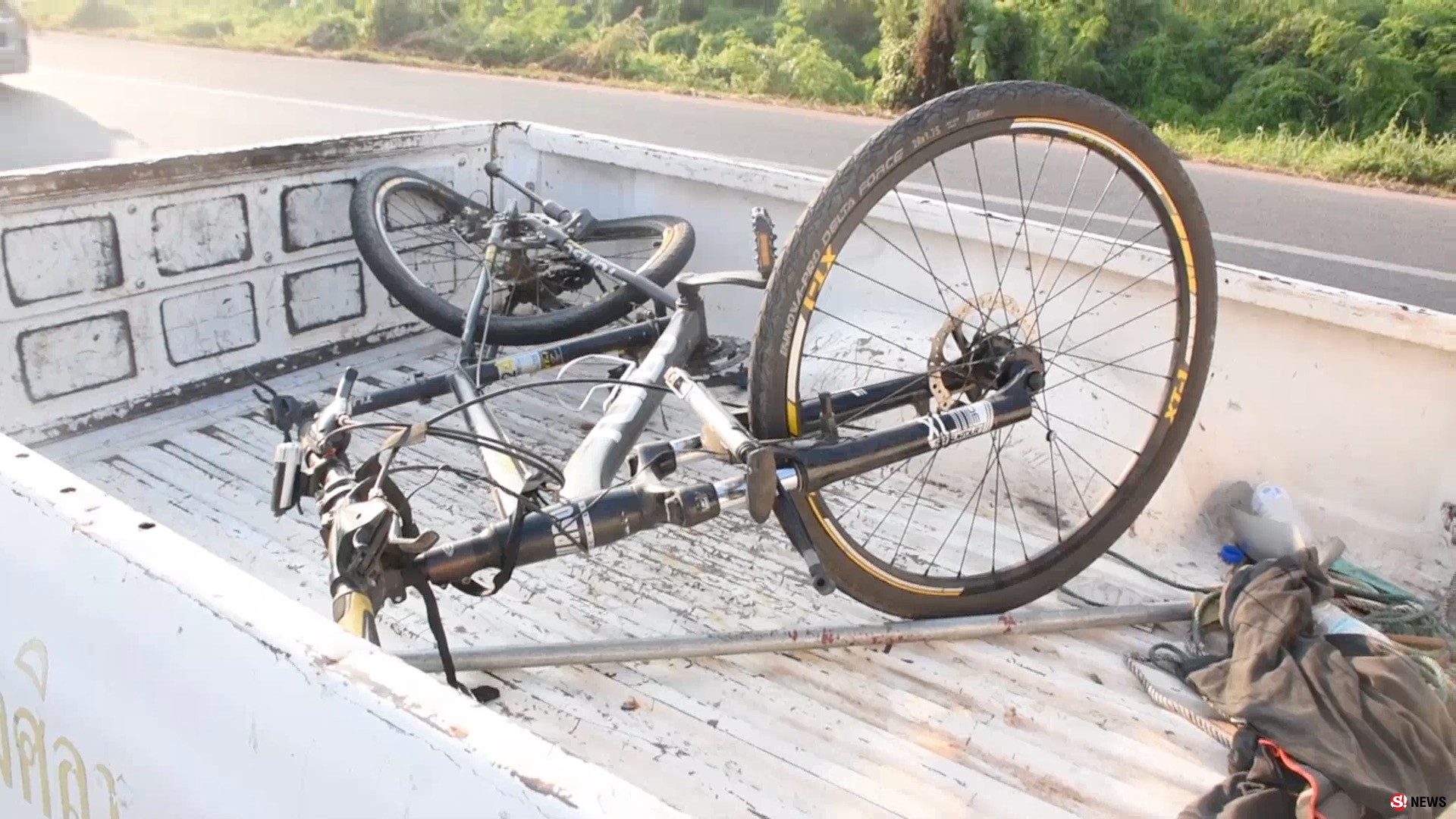ลุงวัย 65 ปี ปั่นจักรยานข้ามถนนตัดหน้ากระบะชนเต็มแรงเสียชีวิตคาที่