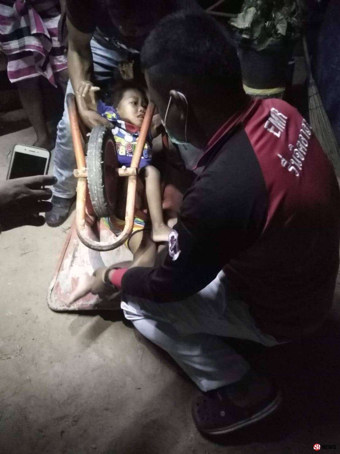 เด็ก 4 ขวบร้องจ้า! กู้ภัยเร่งช่วยเหลือนำขาติดใต้ล้อรถเข็นปูนออก หลังเล่นซุกซนจนได้เรื่อง