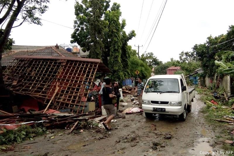 ความเสียหายหลังสึนามิซัดถล่ม