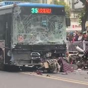 ภาพเหตุการณ์คนร้ายจี้รถเมล์ไล่ชนคน