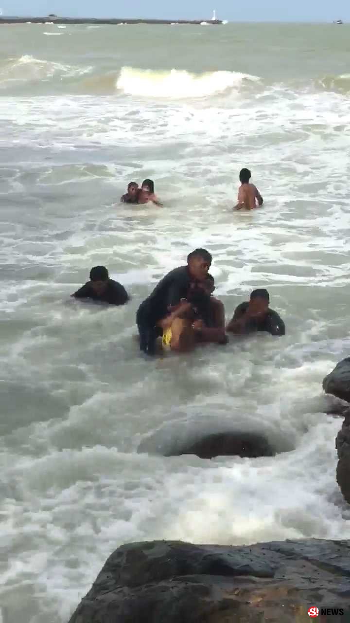 พลเมืองดีฮีโร่-เร่งช่วยชีวิตเด็ก 2 ราย ถูกคลื่นยักษ์ซัดจมหายบริเวณ “หาดหินงาม”