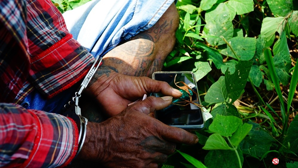 ตำรวจวิ่งไล่กวด “พ่อค้ายา” รวบทันควันหลังสวนยางฯ ตรวจพบซุกยาบ้า 82 เม็ด