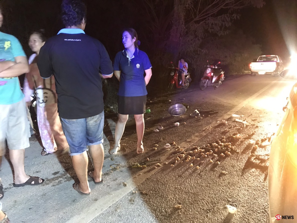 พ่อค้าขนมจีบซาลาเปาหลับใน-ควบซาเล้งประสานงารถยนต์ชนยับ 3 คันรวด