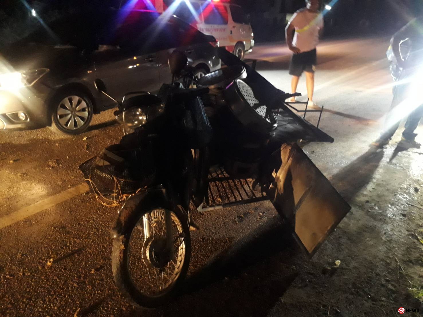 พ่อค้าขนมจีบซาลาเปาหลับใน-ควบซาเล้งประสานงารถยนต์ชนยับ 3 คันรวด