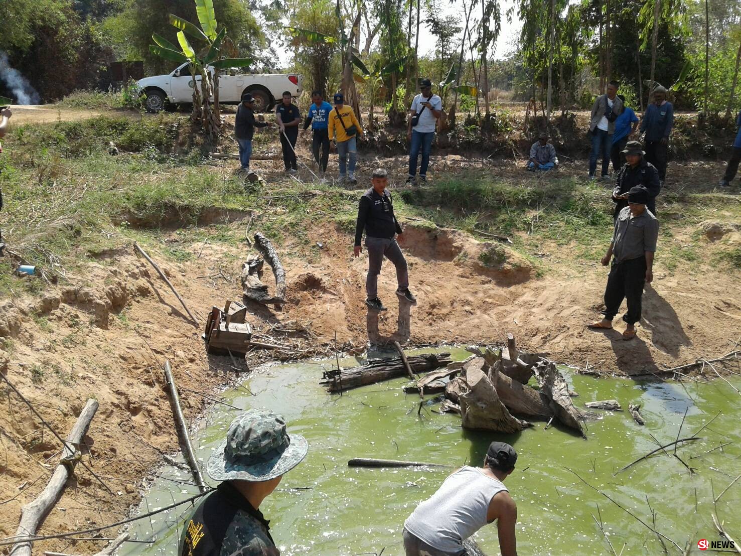 ตำรวจสนธิกำลังตามรวบขบวนการค้าไม้เถื่อน-หัวใสแอบซุก “ไม้พะยูง” ในสระน้ำ