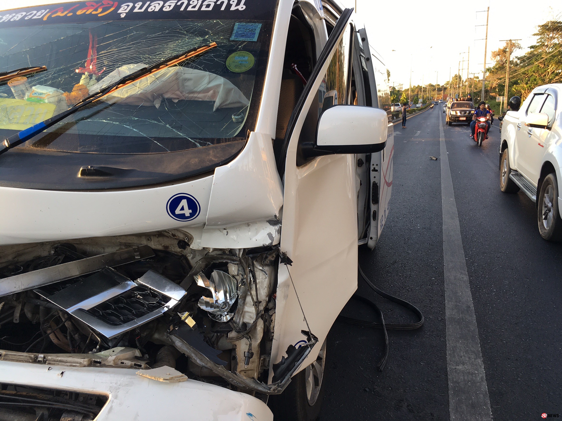 รถตู้โดยสารซิ่งเปลี่ยนเลนกะทันหัน เสยท้ายกระบะที่กำลังเลี้ยวกลับรถ-เจ็บ 4 ราย