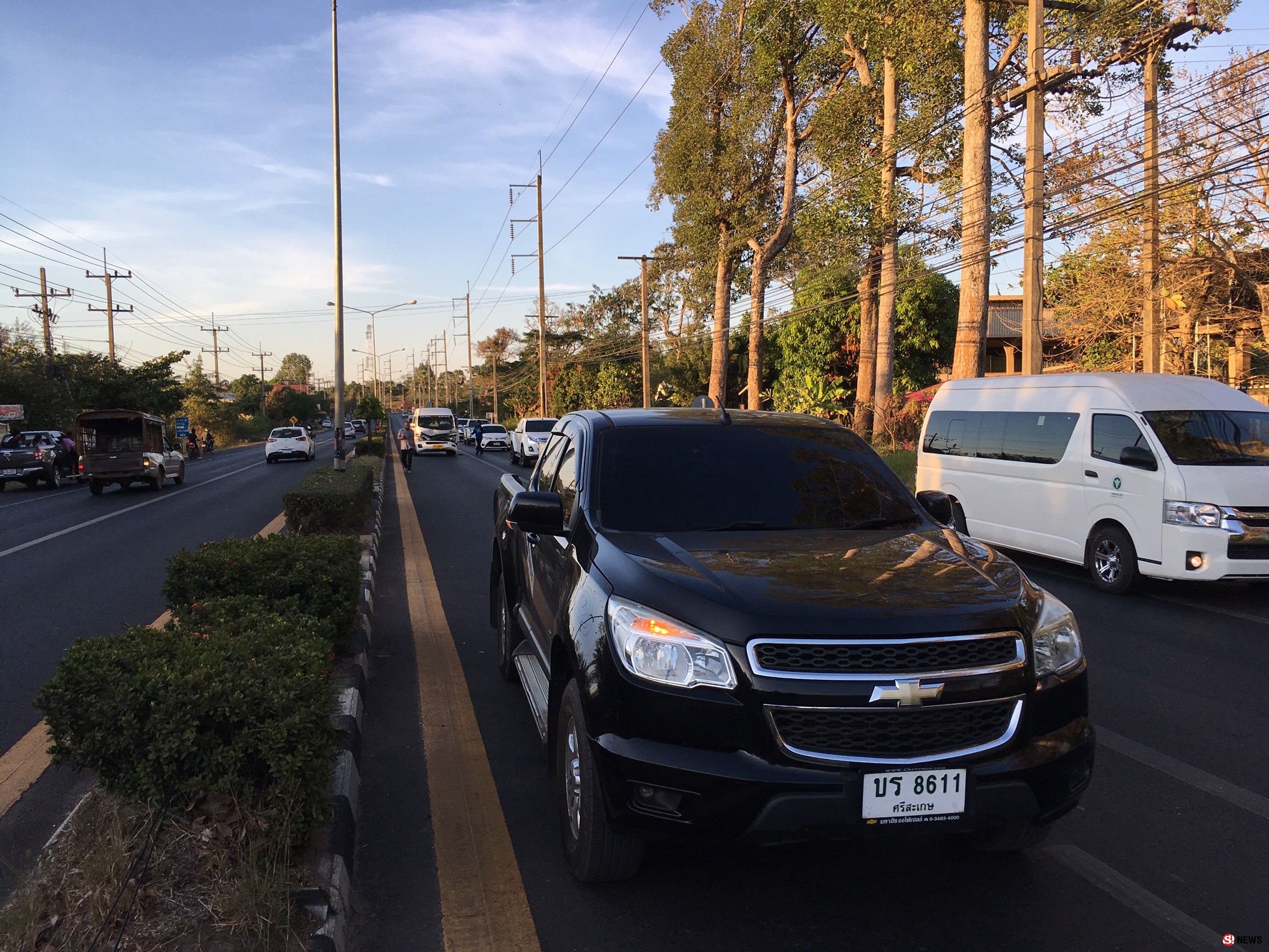 รถตู้โดยสารซิ่งเปลี่ยนเลนกะทันหัน เสยท้ายกระบะที่กำลังเลี้ยวกลับรถ-เจ็บ 4 ราย