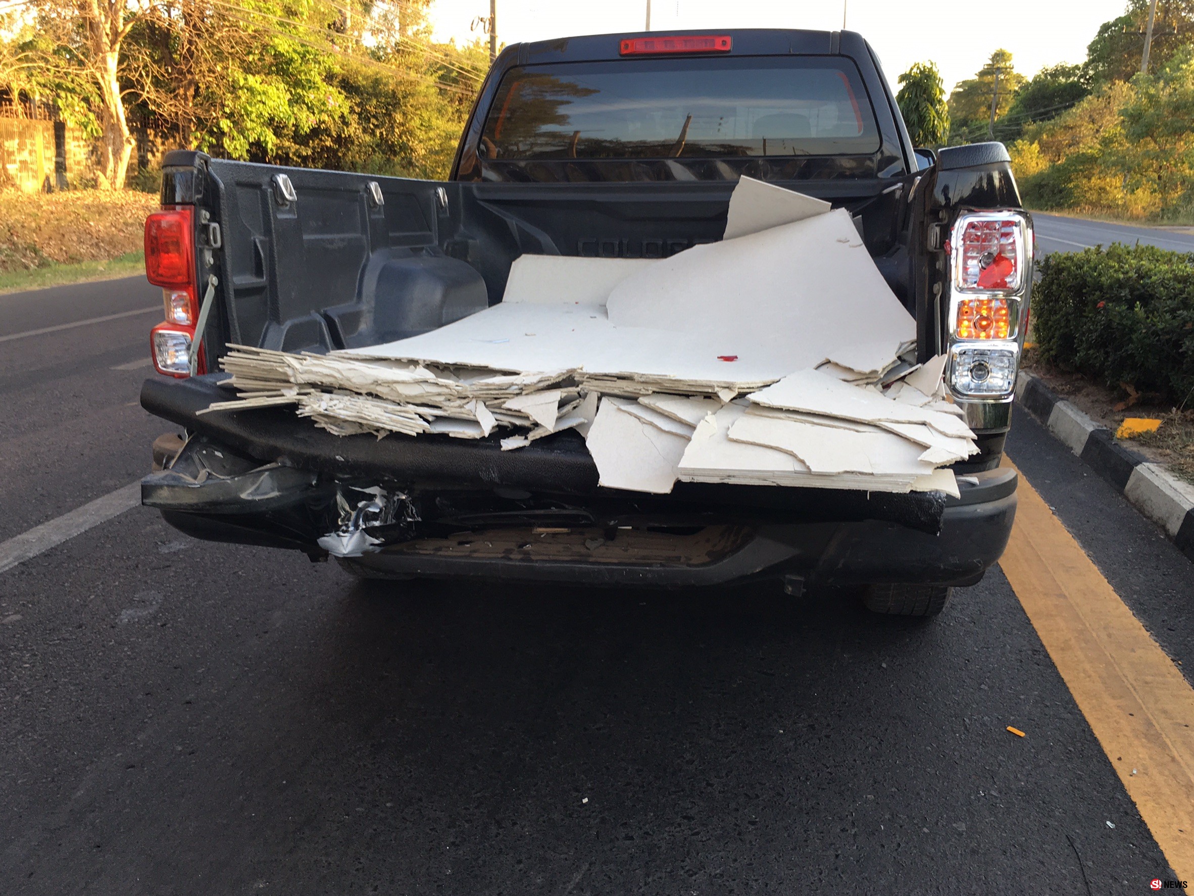 รถตู้โดยสารซิ่งเปลี่ยนเลนกะทันหัน เสยท้ายกระบะที่กำลังเลี้ยวกลับรถ-เจ็บ 4 ราย