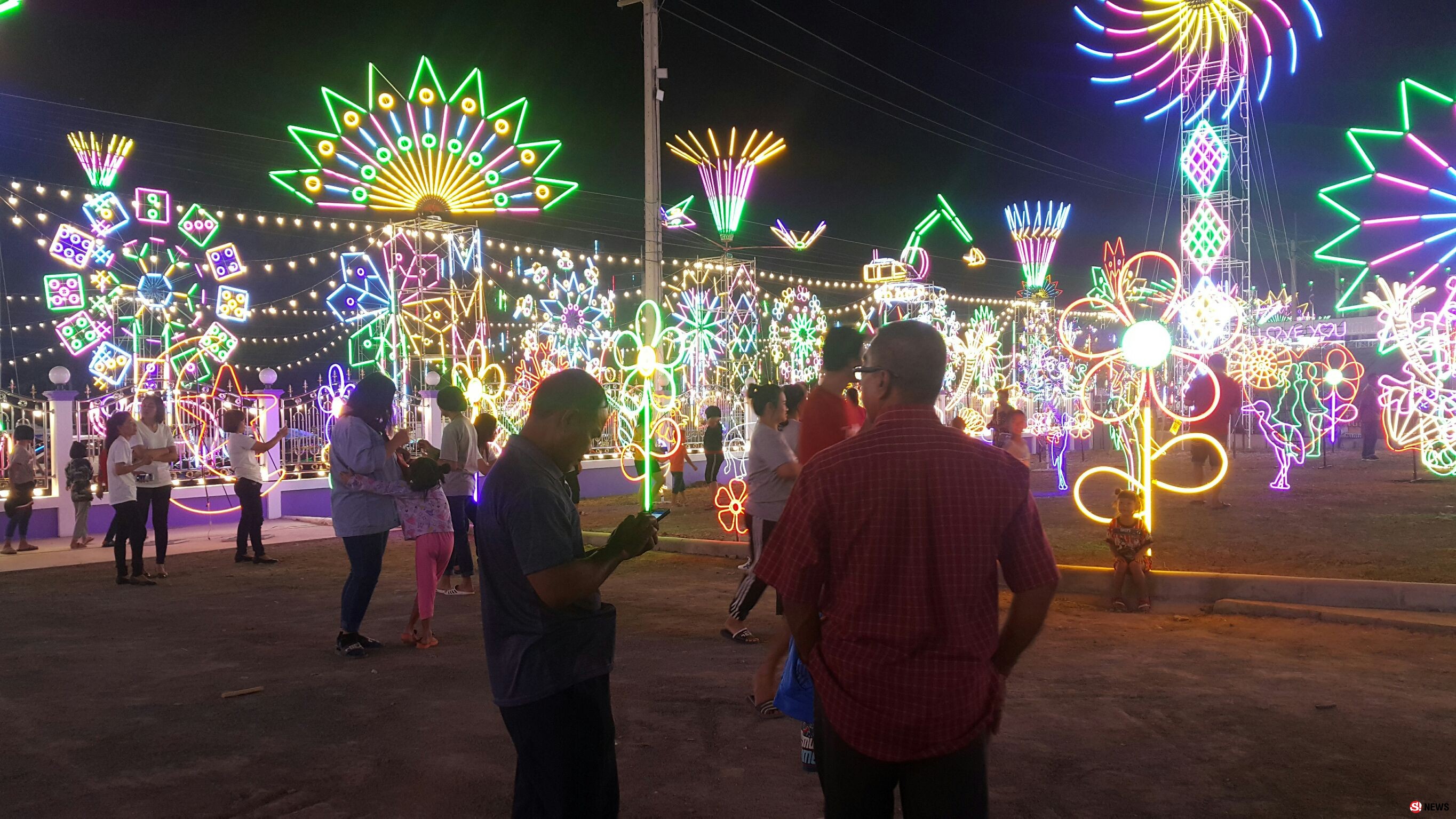 จัดเต็ม! งานขึ้นบ้านใหม่เสี่ยสุพรรณฯ ทุ่มงบประดับไฟข้างทางกว่า 10 กม. ชาวบ้านแห่เซลฟี่คึกคัก