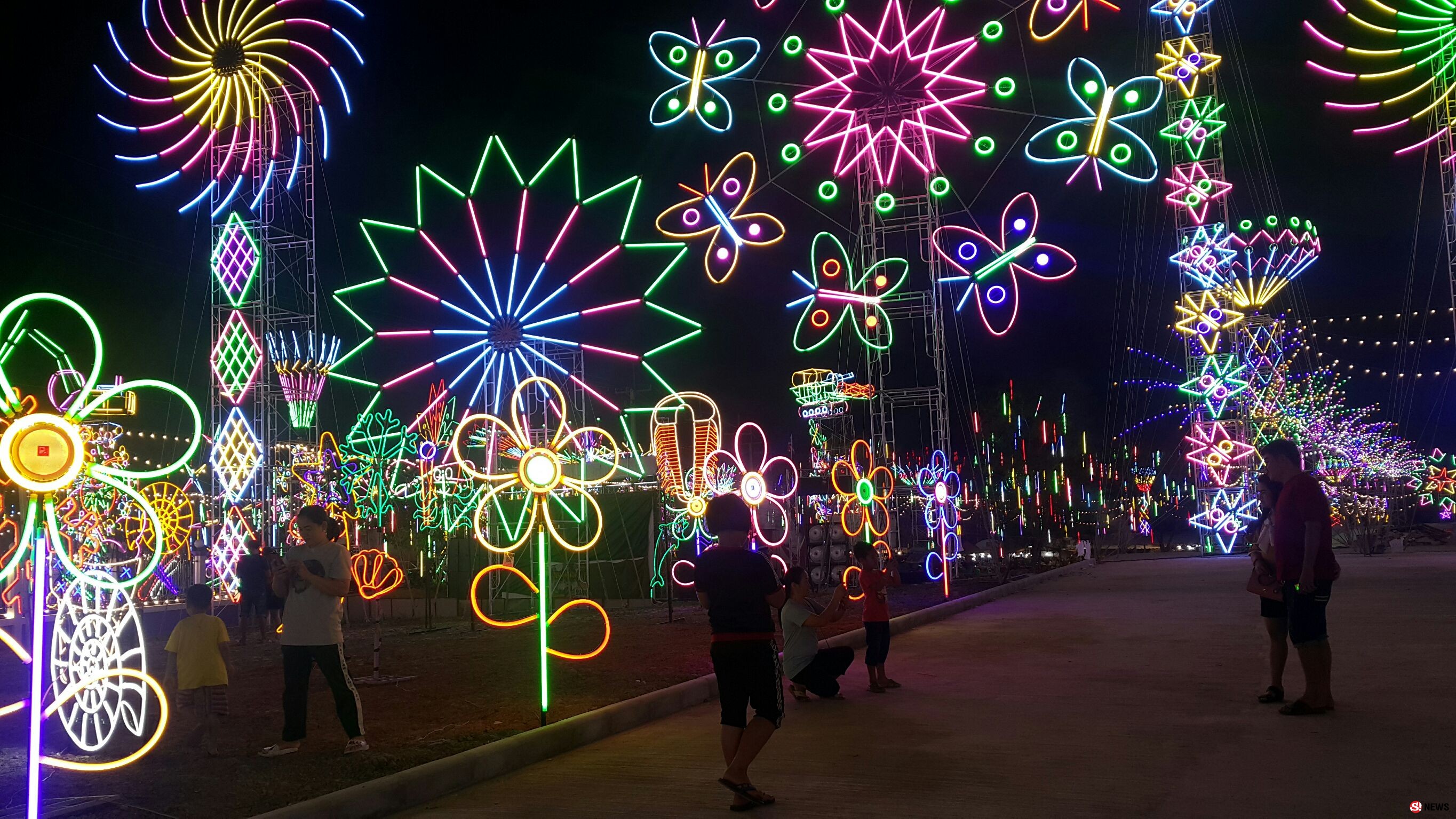 จัดเต็ม! งานขึ้นบ้านใหม่เสี่ยสุพรรณฯ ทุ่มงบประดับไฟข้างทางกว่า 10 กม. ชาวบ้านแห่เซลฟี่คึกคัก