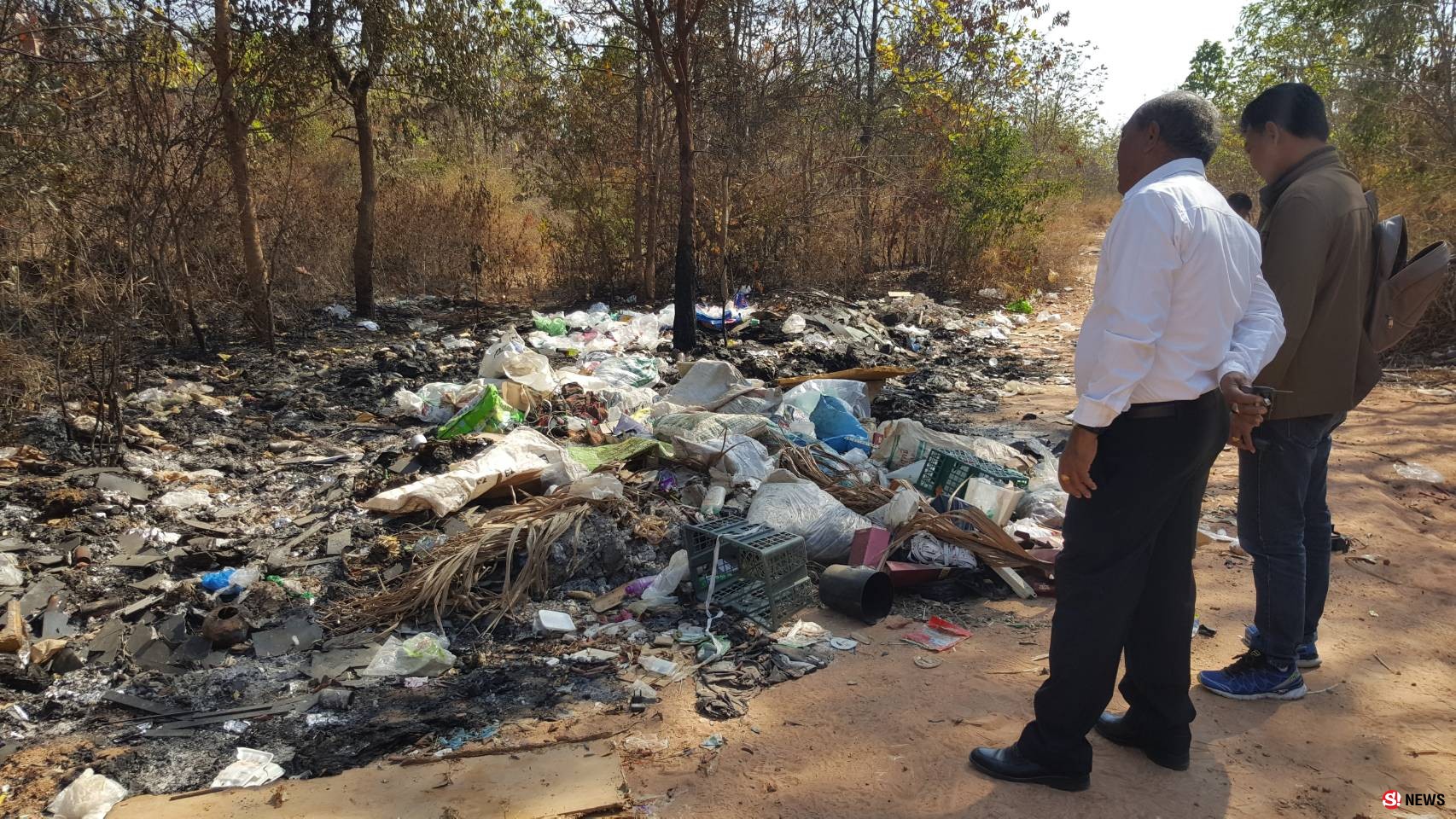 สุดมักง่าย-มือดีลอบทิ้งขยะใกล้ป่าชุมชนที่ชาวบ้านทำมาหากิน-เผยติดป้ายเตือนก็ไม่สลด