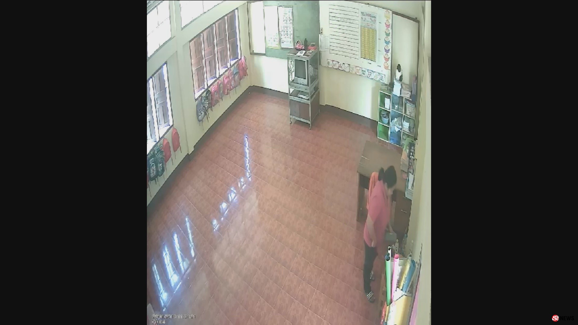 พิษเศรษฐกิจ-กล้องจับภาพสาวให้บริการตัดแว่นในโรงเรียน ย่องฉกเงินครูหนีลอยนวล