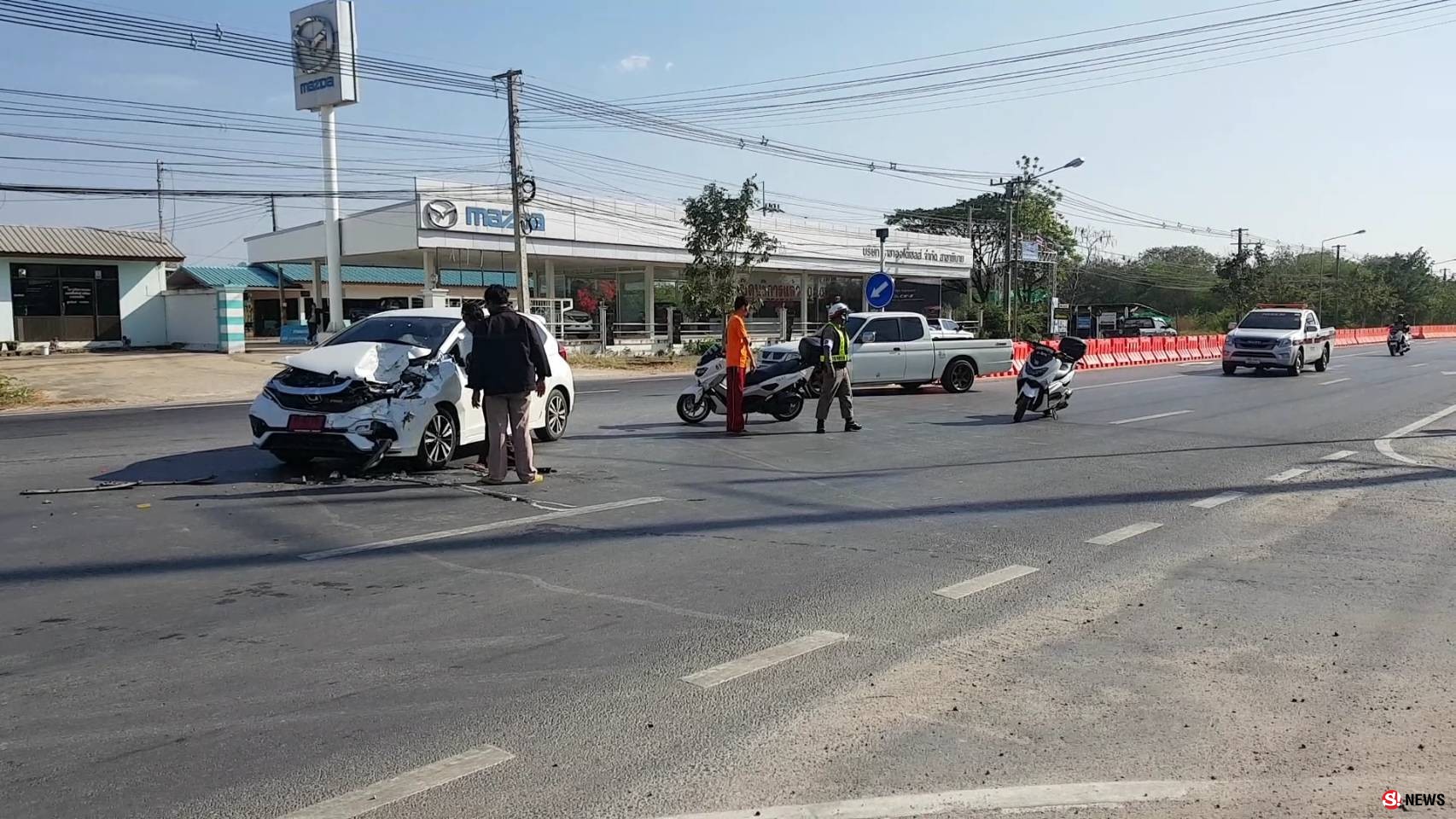 สี่แยกวัดใจ-รถโม่ปูนพุ่งตัดหน้ากระชั้นชิดเก๋งป้ายแดงชนสนั่นพังยับ หวิดซ้ำรอยปีใหม่ 