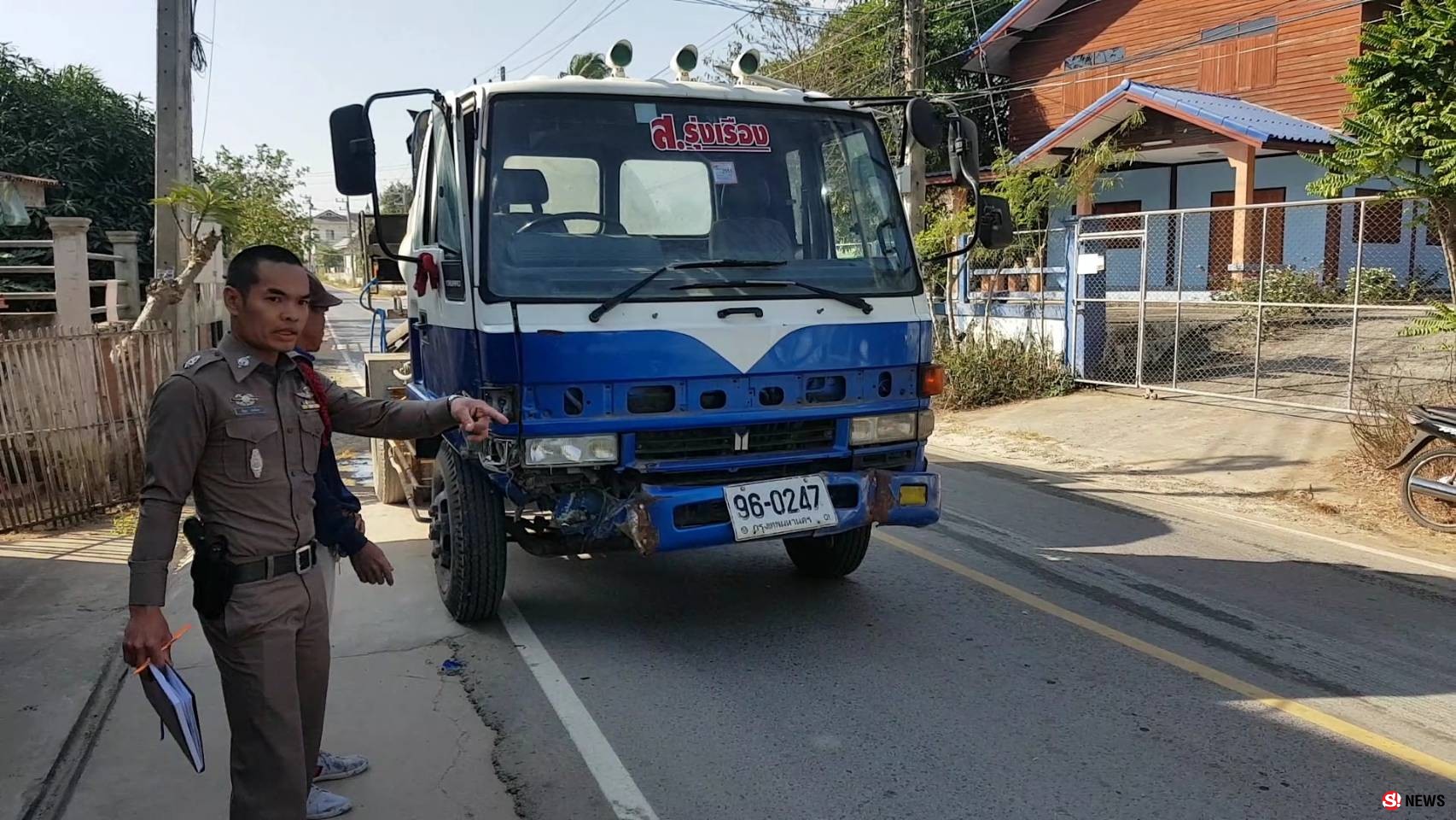 สี่แยกวัดใจ-รถโม่ปูนพุ่งตัดหน้ากระชั้นชิดเก๋งป้ายแดงชนสนั่นพังยับ หวิดซ้ำรอยปีใหม่ 