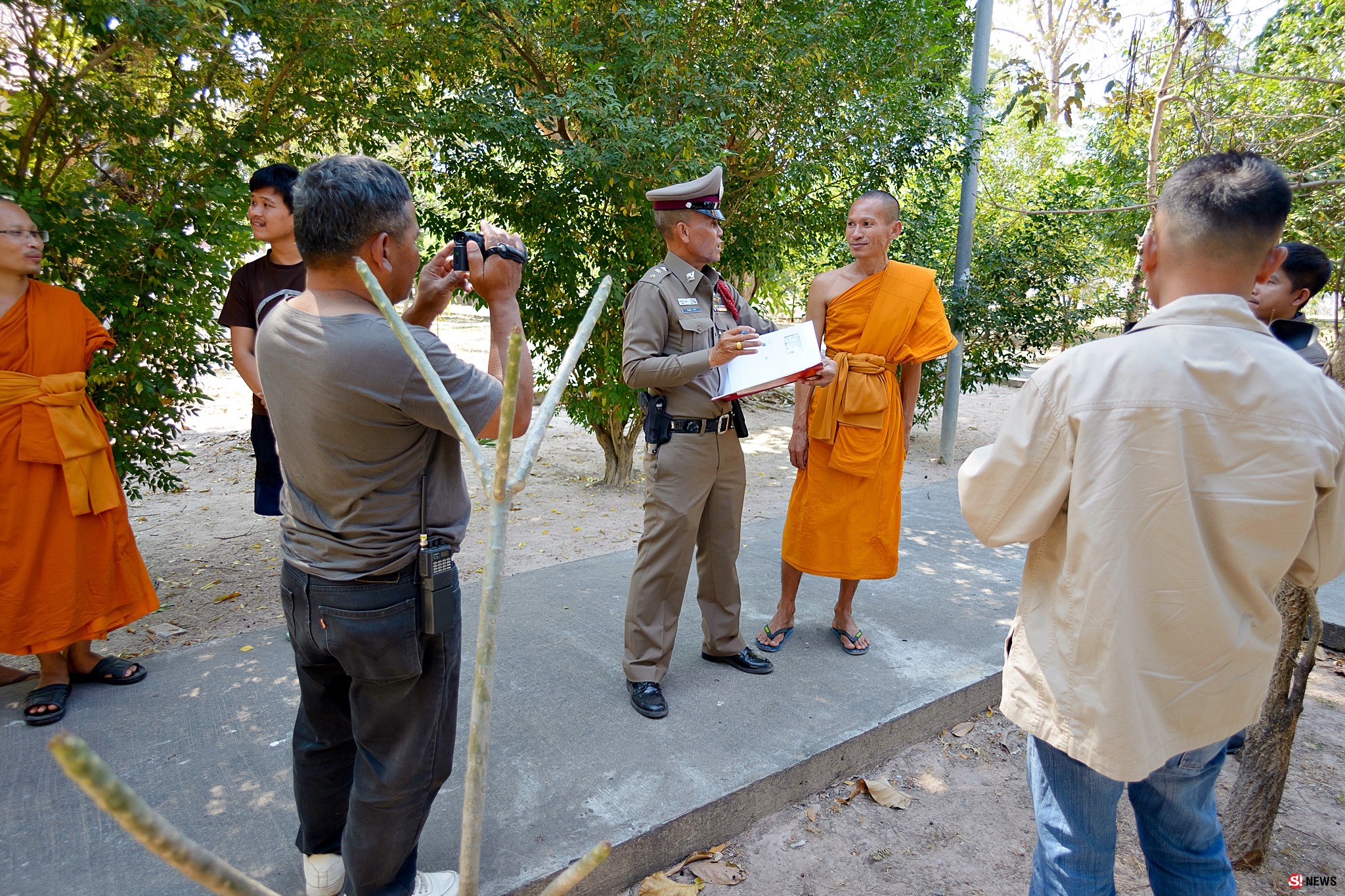 โจรใจบาป-ฉกพระพุทธรูปโบราณในวัดกลางวันแสกๆ ก่อนเดินหนีขึ้นรถต่อหน้าต่อตาพระสงฆ์