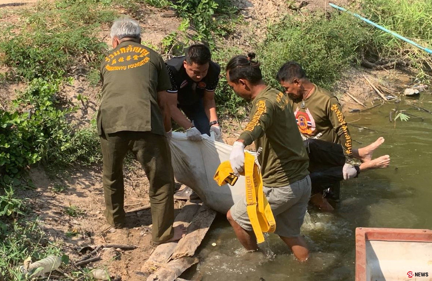 สิ้นชีพ “สัปเหร่อรุ่นเดอะ” ทำหน้าที่งานศพแต่เผลอดื่มเหล้าหนัก-เดินพลัดตกบ่อปลาดับอนาถ