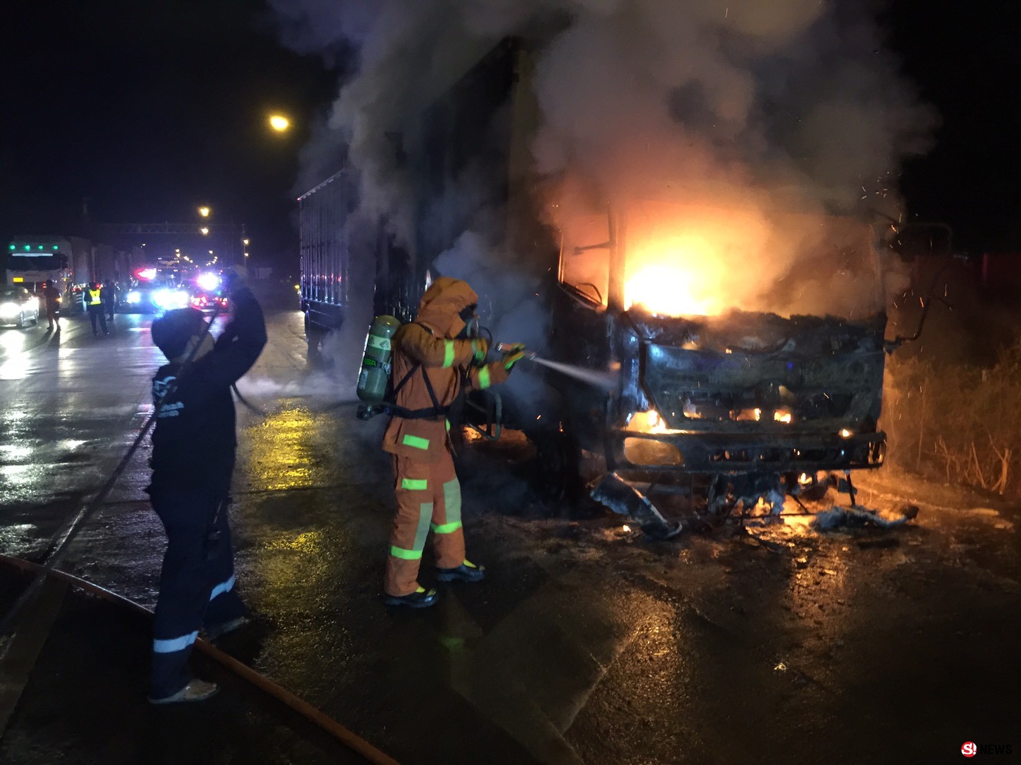 โคราช-ไฟไหม้รถบรรทุกพ่วง 18 ล้อ คนขับรอดตายหวุดหวิด