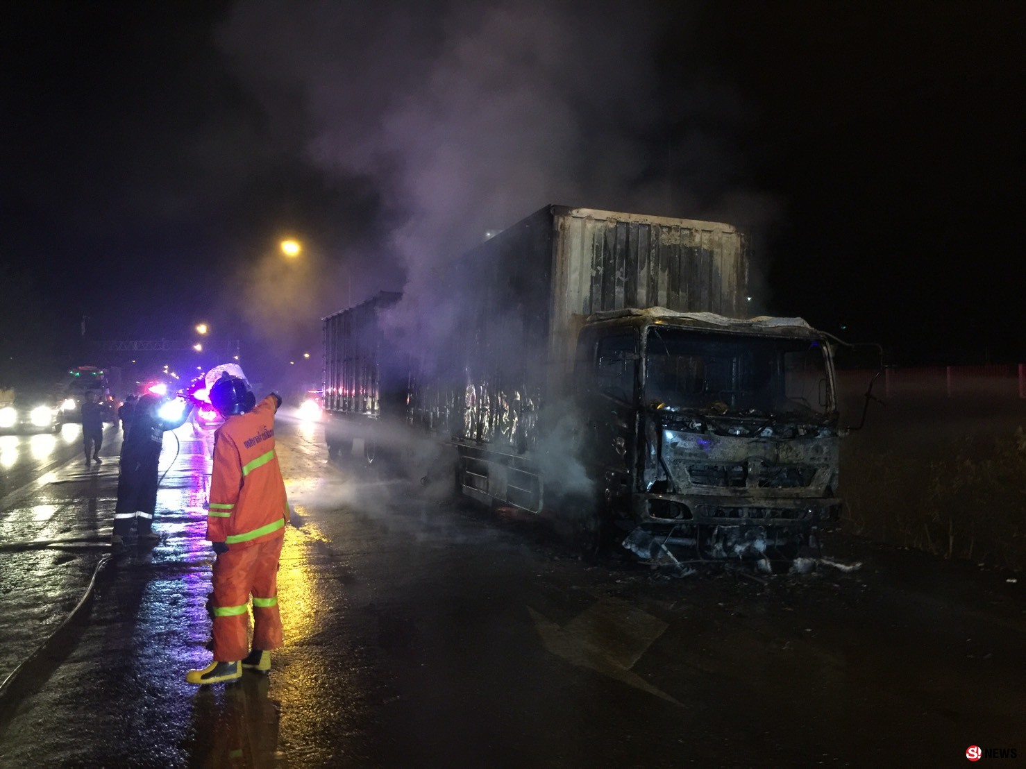 โคราช-ไฟไหม้รถบรรทุกพ่วง 18 ล้อ คนขับรอดตายหวุดหวิด