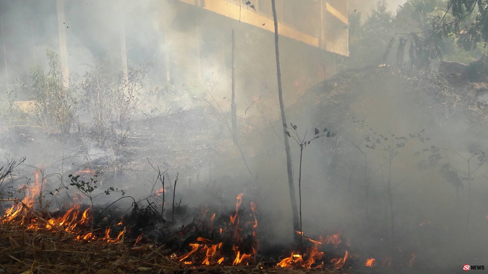 โคราช-โคราชไฟไหม้หญ้าข้างโรงเรียน ระดมรถดับเพลิงเร่งฉีดสกัด หวั่นกระทบครู นักเรียนที่กำลังเรียนหนังสืออยู่