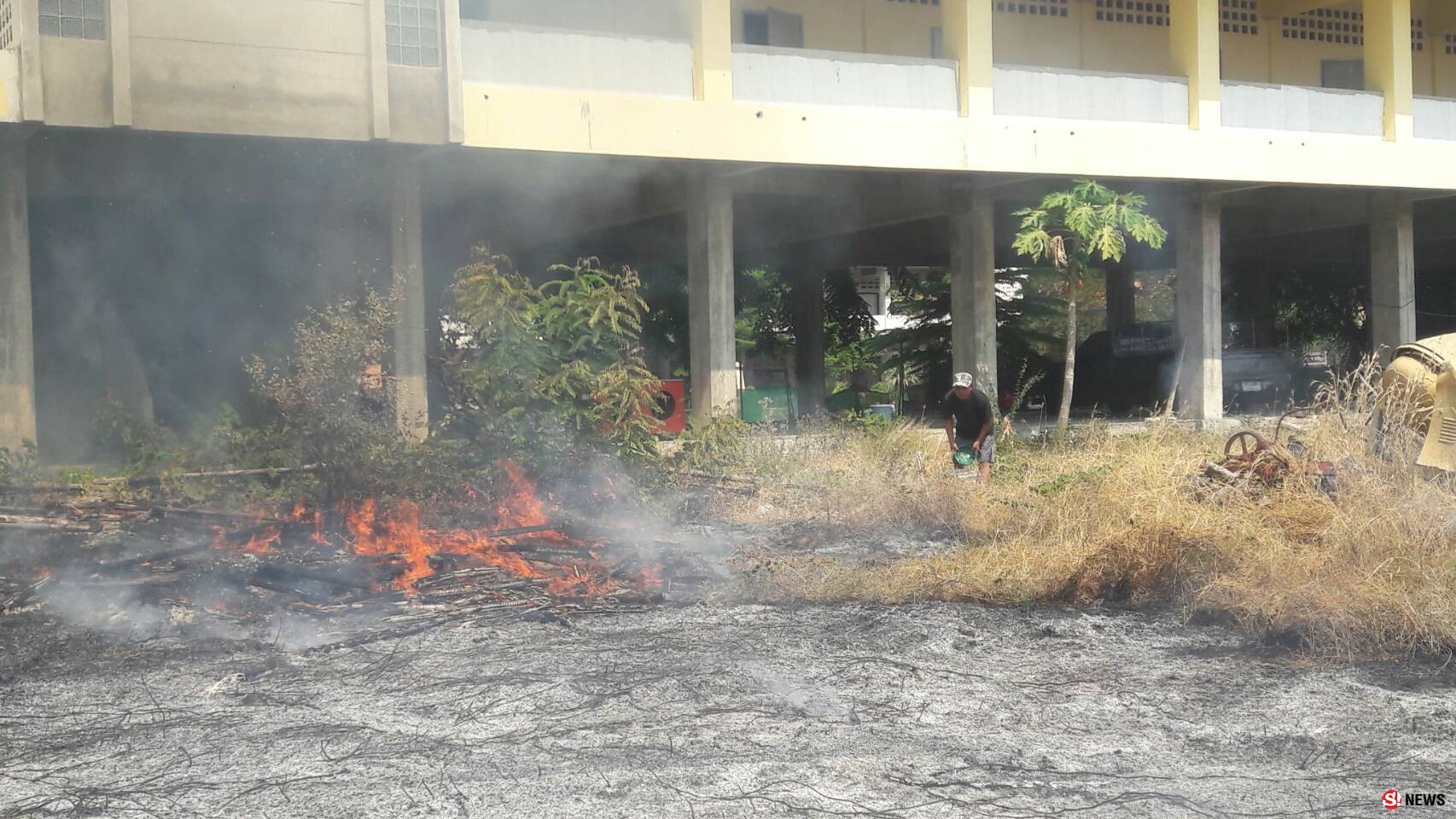 โคราช-โคราชไฟไหม้หญ้าข้างโรงเรียน ระดมรถดับเพลิงเร่งฉีดสกัด หวั่นกระทบครู นักเรียนที่กำลังเรียนหนังสืออยู่