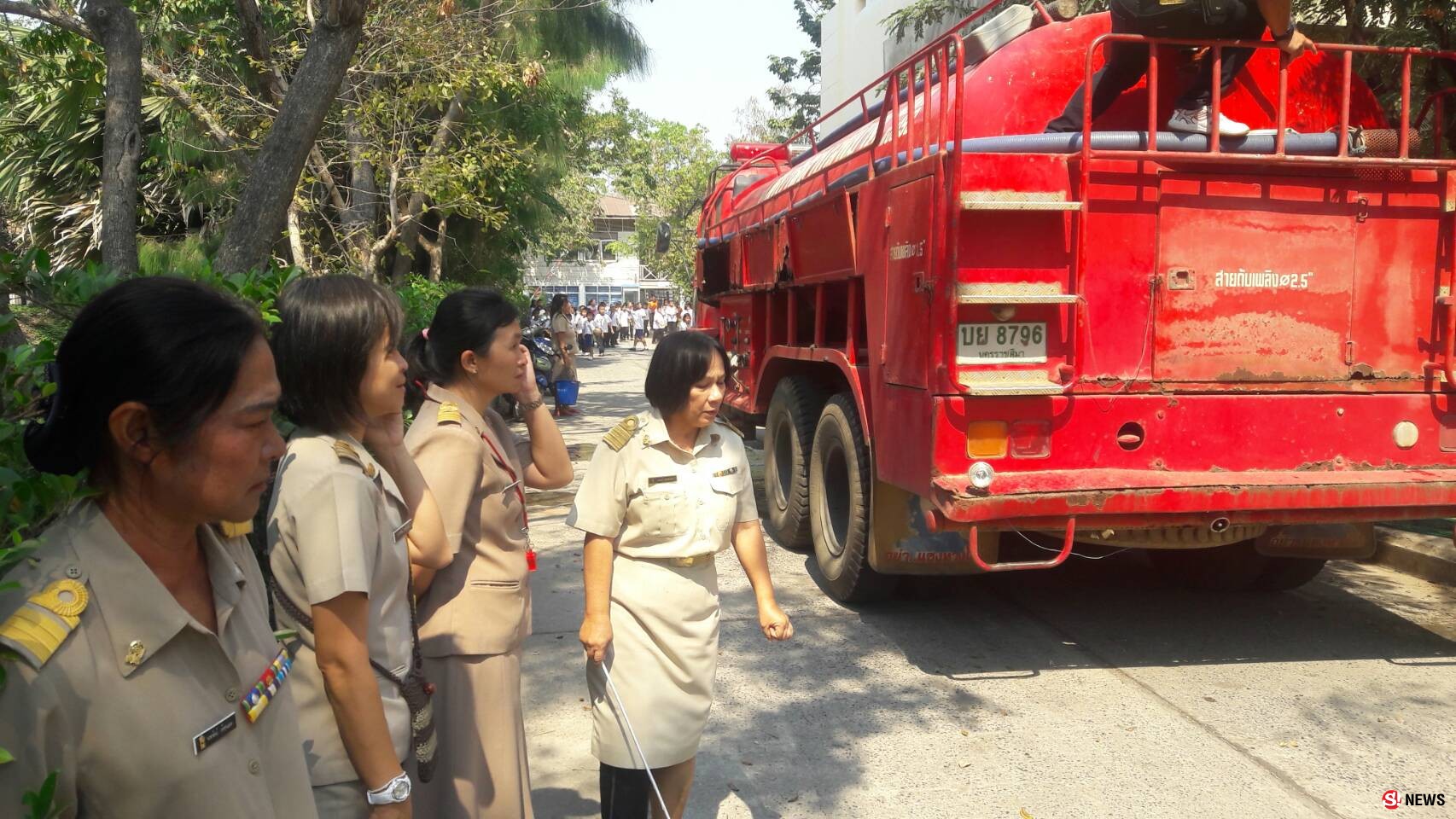 โคราช-โคราชไฟไหม้หญ้าข้างโรงเรียน ระดมรถดับเพลิงเร่งฉีดสกัด หวั่นกระทบครู นักเรียนที่กำลังเรียนหนังสืออยู่