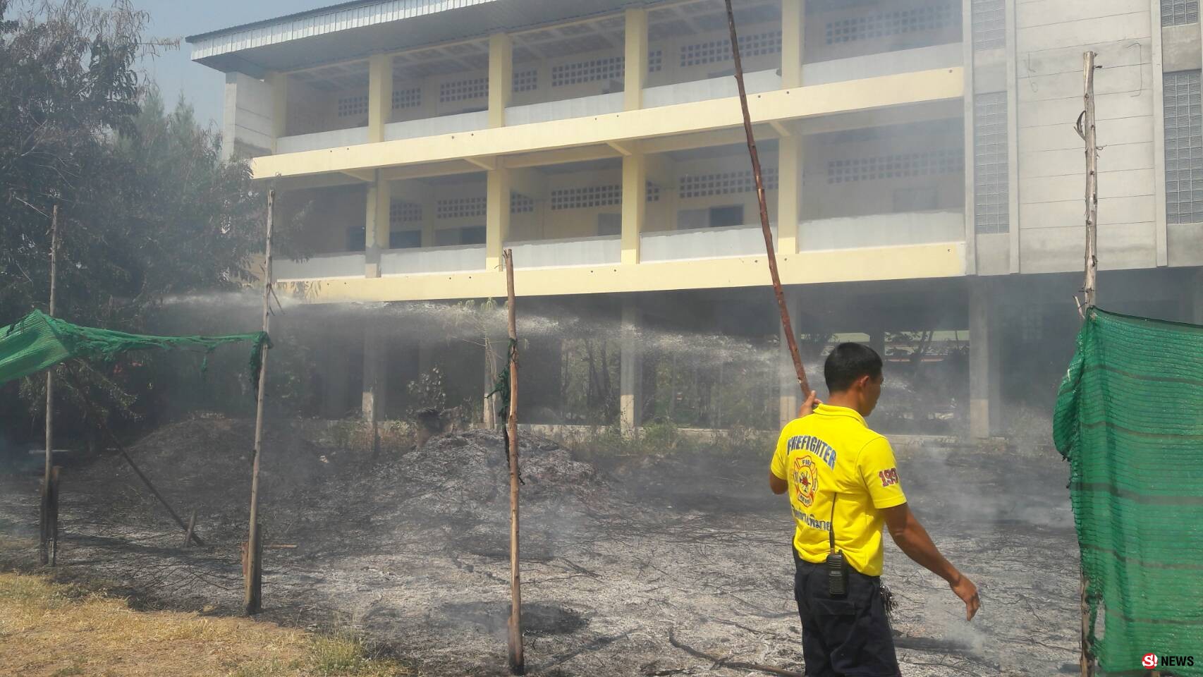 โคราช-โคราชไฟไหม้หญ้าข้างโรงเรียน ระดมรถดับเพลิงเร่งฉีดสกัด หวั่นกระทบครู นักเรียนที่กำลังเรียนหนังสืออยู่