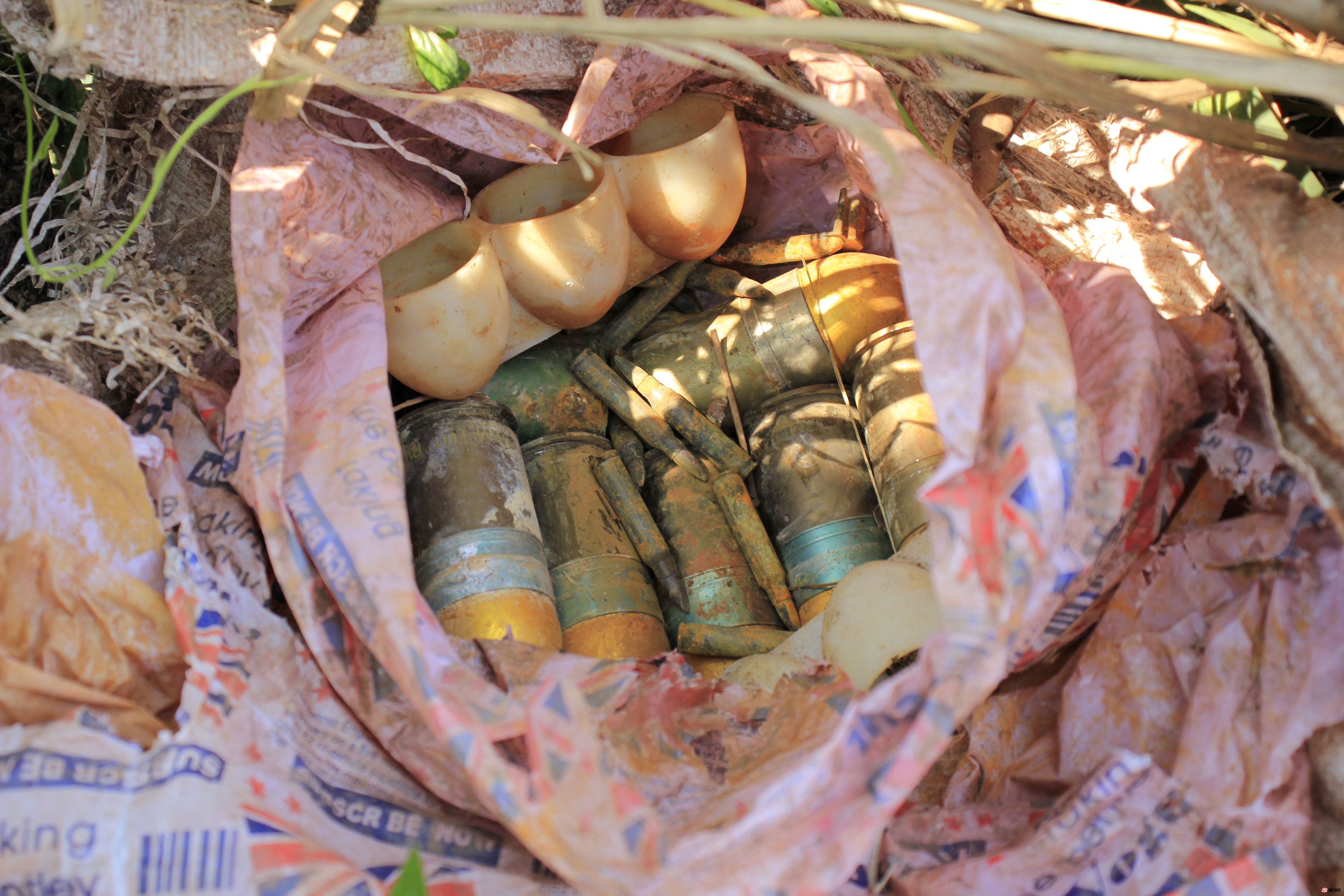 ชาวบ้านตะลึง! พบลูกระเบิด “เอ็ม 79” พร้อมอาวุธสงครามซุกถุงปุ๋ยทิ้งใต้ต้นกล้วย